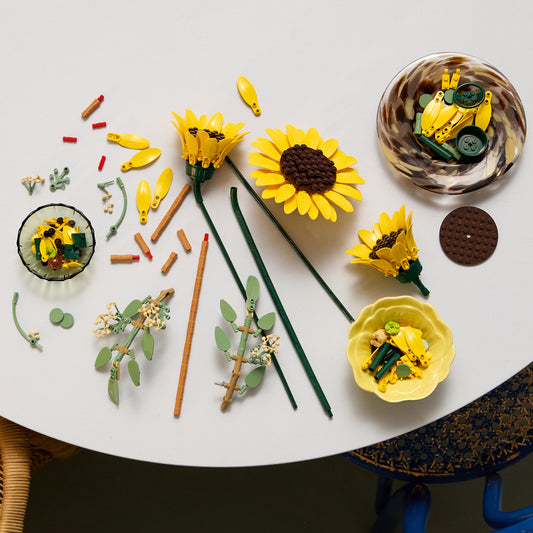 LEGO Botanicals Boeket met Zonnebloemen – Kunstbloemen Bouwpakket voor Volwassenen – Nepbloemen Set met Eucalyptusstelen – Slaapkamer- en Woonkamerdecoratie – DIY Cadeau voor Vrouwen – 11502