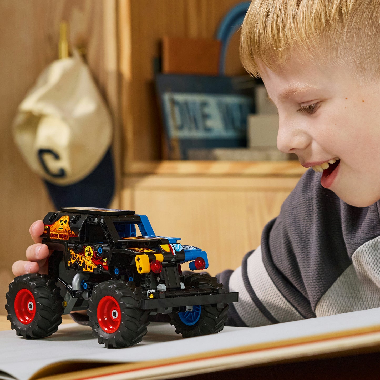 LEGO® Technic Monster Jam™ Grave Digger™ Vuur en IJs - Pull-Back Speelgoedtruck - 42219